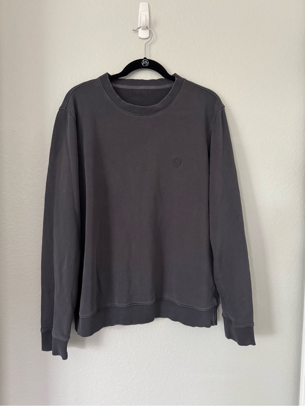 Vuori Women’s Crewneck Sweatshirt in Charcoal Gray